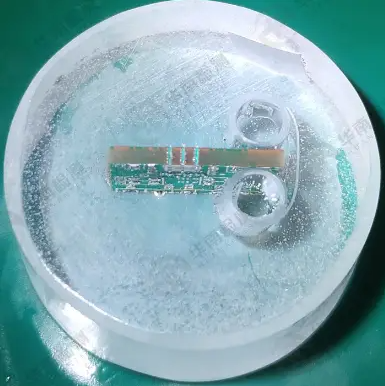 將疑似失效點制成微米級精度的切片 將疑似失效點制成微米級精度的切片